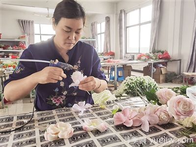 社旗仿真花打開(kāi)致富路，南陽(yáng)文鑫工藝品李富文的創(chuàng)業(yè)路(圖1)