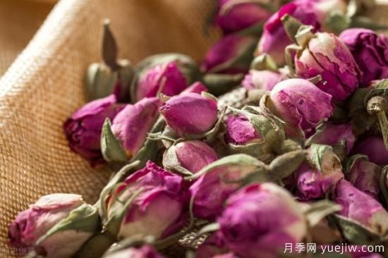 玫瑰花泡水有什么好處？還可以和什么一起泡水喝？(圖1)